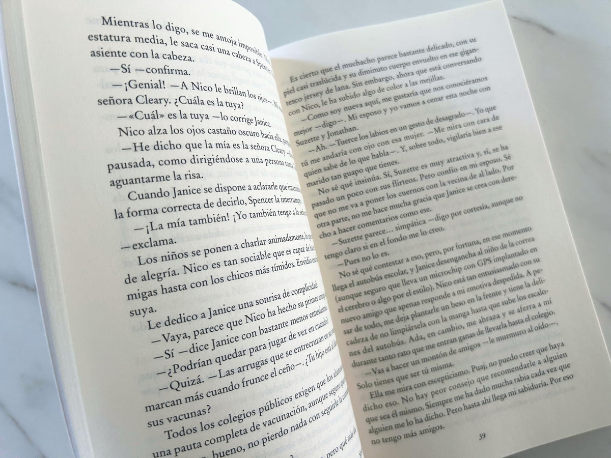 The Housemaid Is Watching (La empleada te vigila) Spanish Edition (LA EMPLEADA / THE HOUSEMAID)